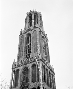 880386 Afbeelding van het spandoek 'Stop de zeehondenjacht', opgehangen aan de Domtoren (Domplein) te Utrecht, door ...